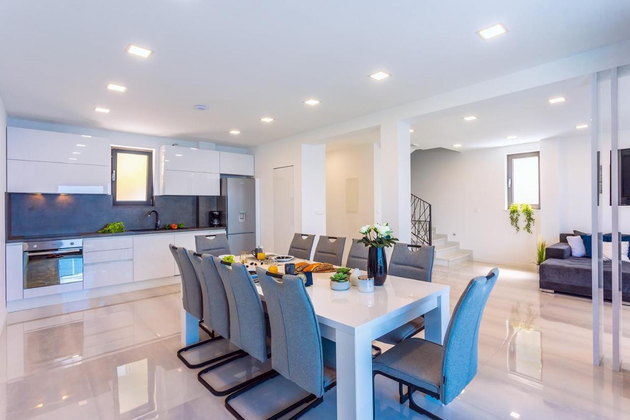 Villa Belvedere With Heated Pool, Billiards, Media Room, Sea Views,10 Pax 오미스 외부 사진