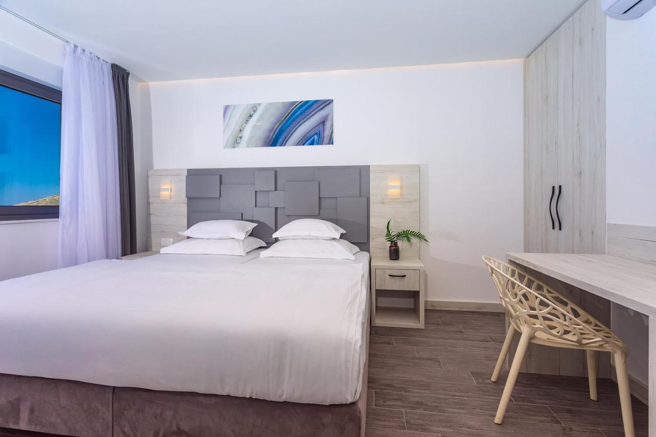 Villa Belvedere With Heated Pool, Billiards, Media Room, Sea Views,10 Pax 오미스 외부 사진