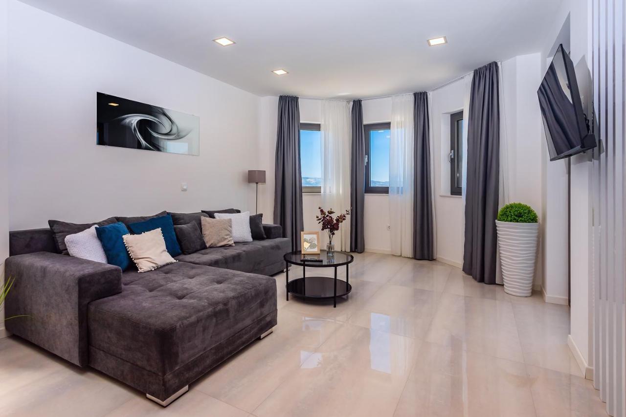 Villa Belvedere With Heated Pool, Billiards, Media Room, Sea Views,10 Pax 오미스 외부 사진