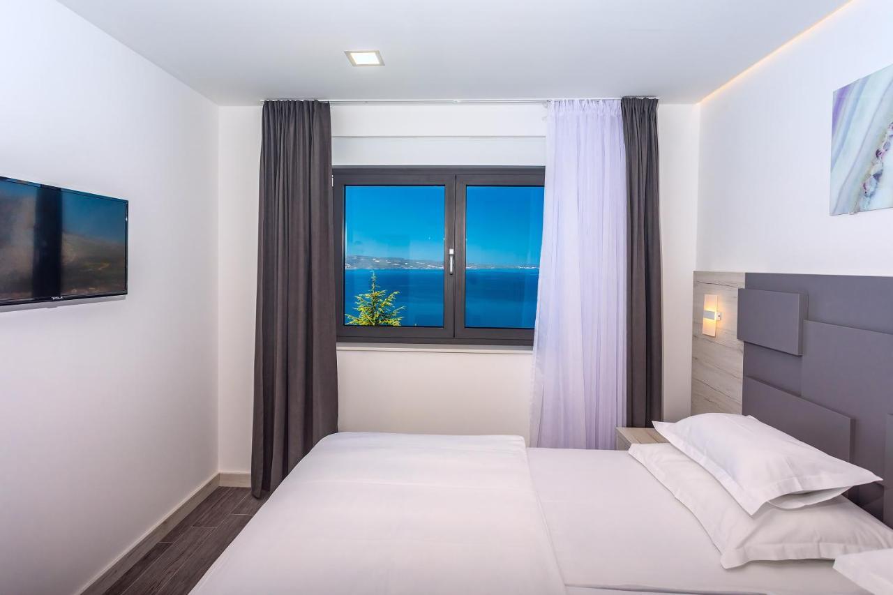 Villa Belvedere With Heated Pool, Billiards, Media Room, Sea Views,10 Pax 오미스 외부 사진