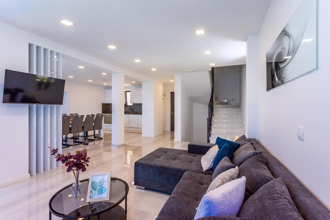 Villa Belvedere With Heated Pool, Billiards, Media Room, Sea Views,10 Pax 오미스 외부 사진