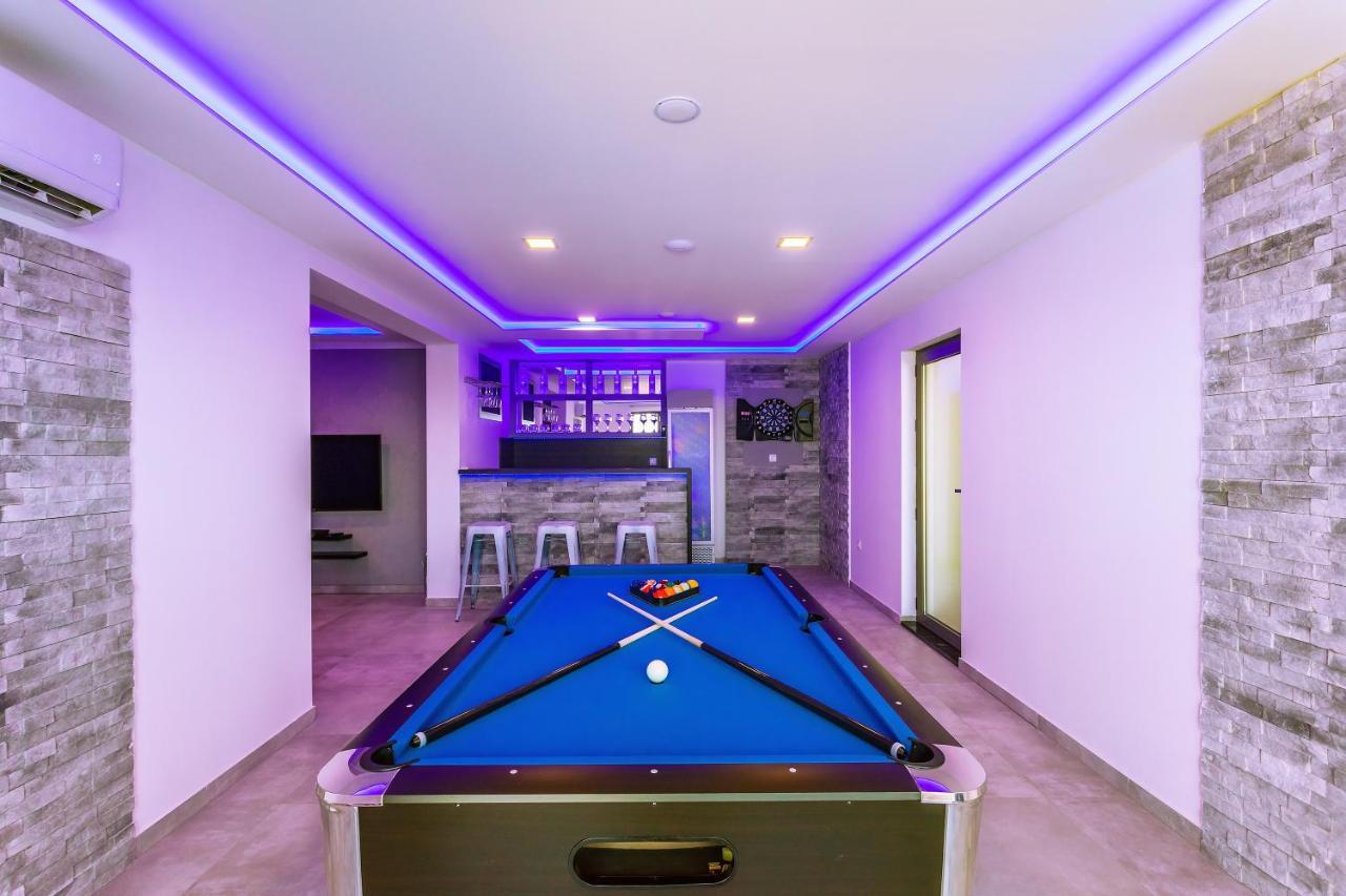 Villa Belvedere With Heated Pool, Billiards, Media Room, Sea Views,10 Pax 오미스 외부 사진