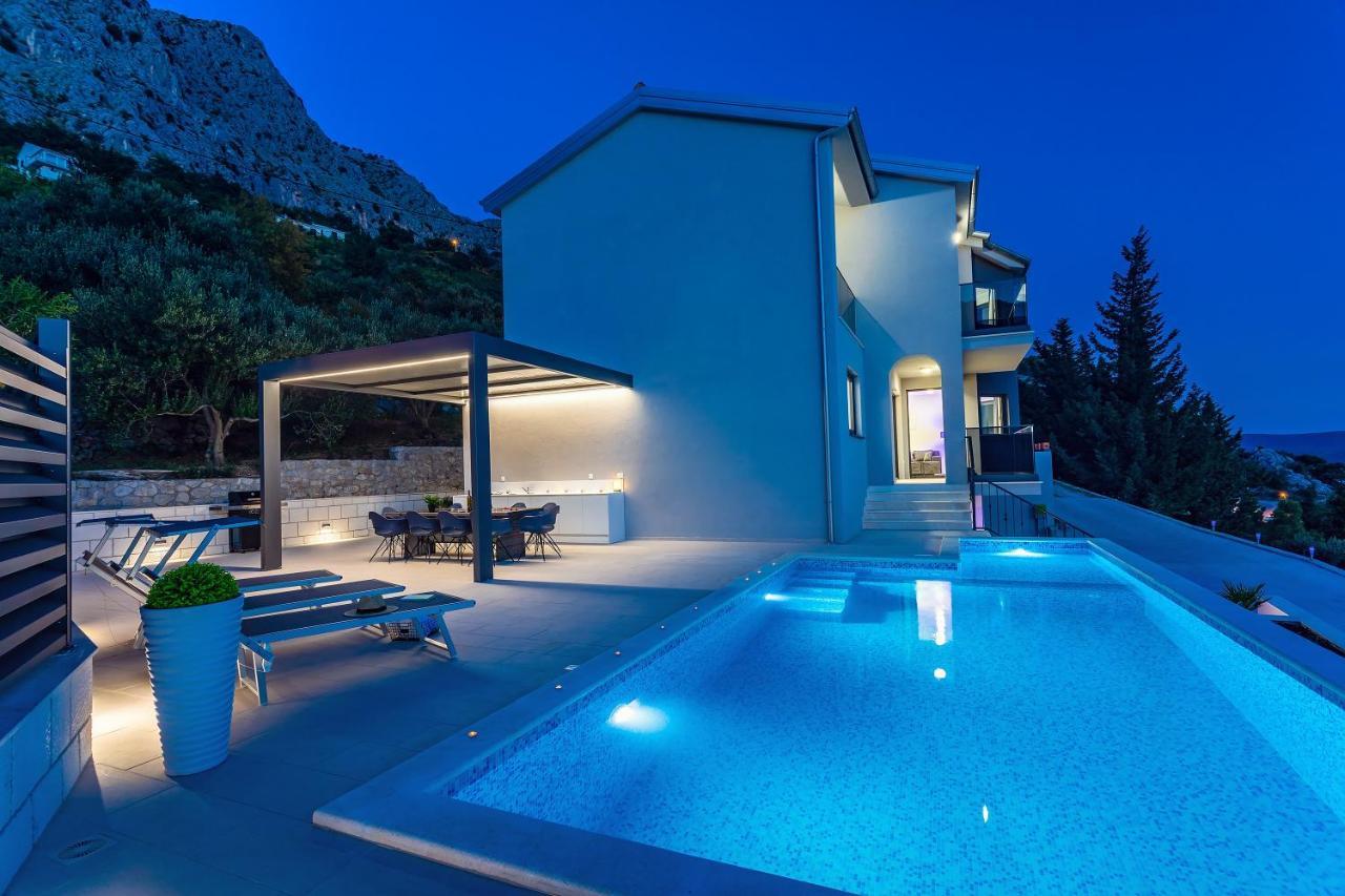 Villa Belvedere With Heated Pool, Billiards, Media Room, Sea Views,10 Pax 오미스 외부 사진