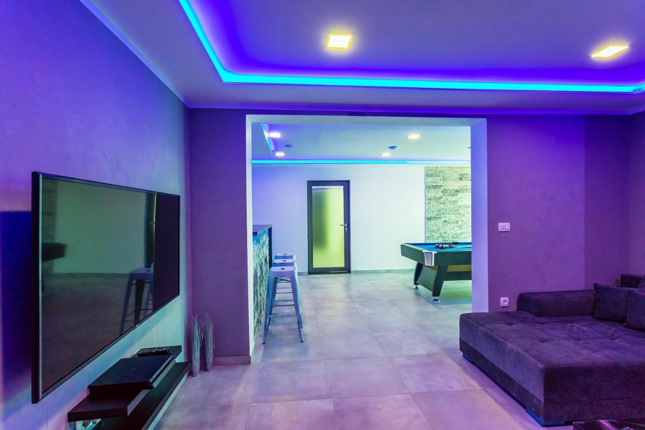 Villa Belvedere With Heated Pool, Billiards, Media Room, Sea Views,10 Pax 오미스 외부 사진
