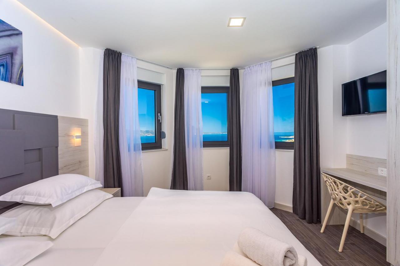 Villa Belvedere With Heated Pool, Billiards, Media Room, Sea Views,10 Pax 오미스 외부 사진