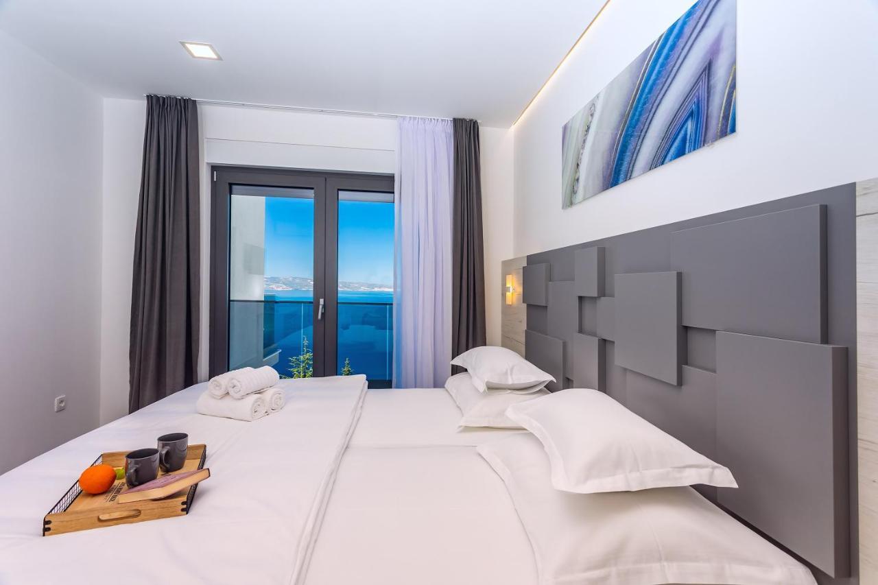 Villa Belvedere With Heated Pool, Billiards, Media Room, Sea Views,10 Pax 오미스 외부 사진