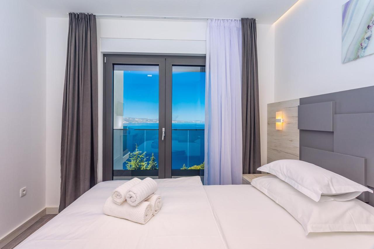 Villa Belvedere With Heated Pool, Billiards, Media Room, Sea Views,10 Pax 오미스 외부 사진