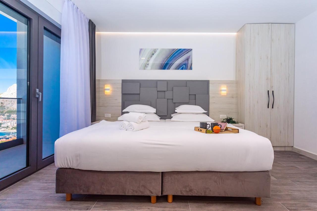 Villa Belvedere With Heated Pool, Billiards, Media Room, Sea Views,10 Pax 오미스 외부 사진