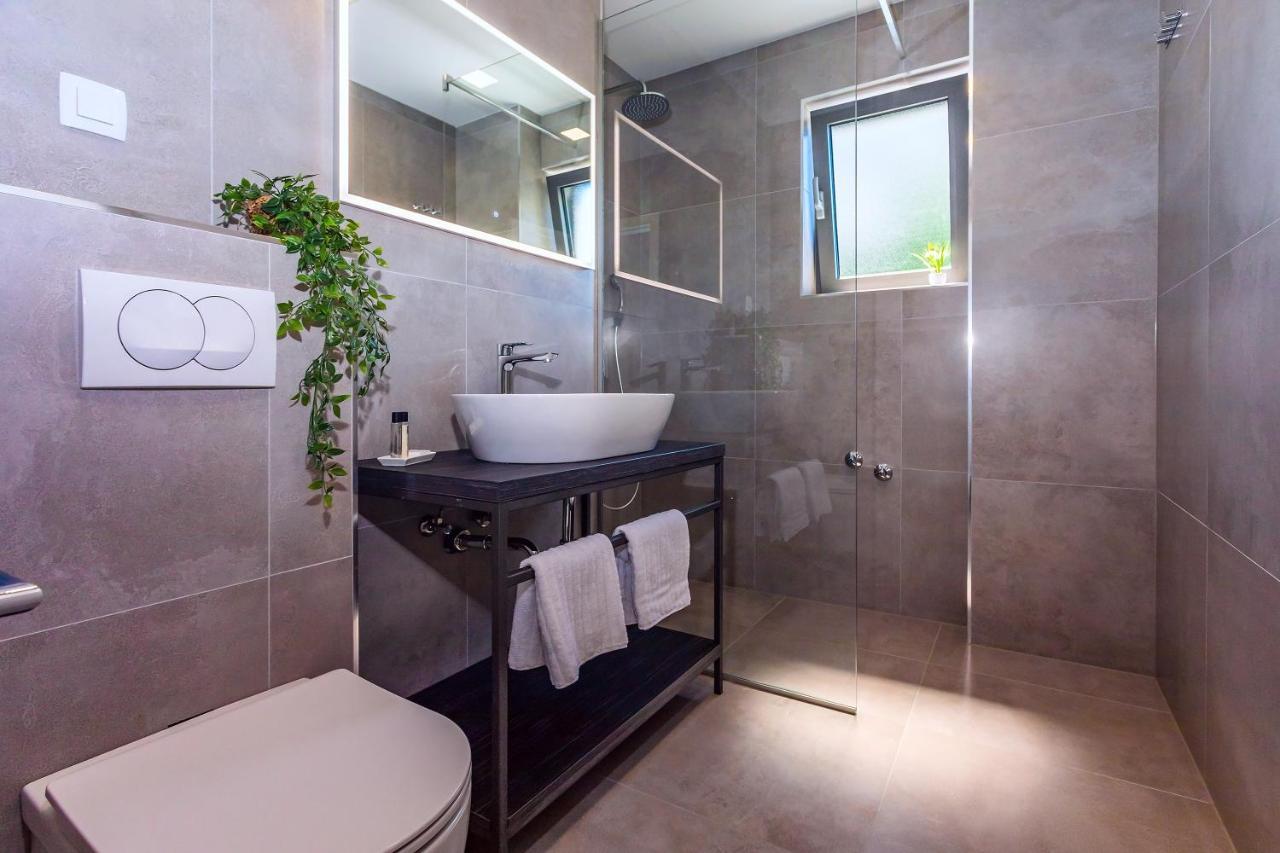 Villa Belvedere With Heated Pool, Billiards, Media Room, Sea Views,10 Pax 오미스 외부 사진