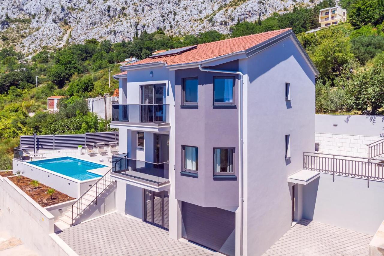 Villa Belvedere With Heated Pool, Billiards, Media Room, Sea Views,10 Pax 오미스 외부 사진