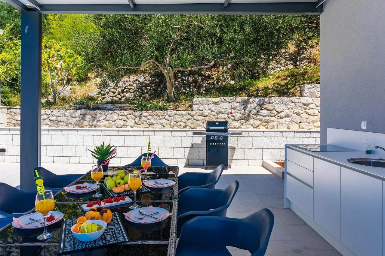 Villa Belvedere With Heated Pool, Billiards, Media Room, Sea Views,10 Pax 오미스 외부 사진