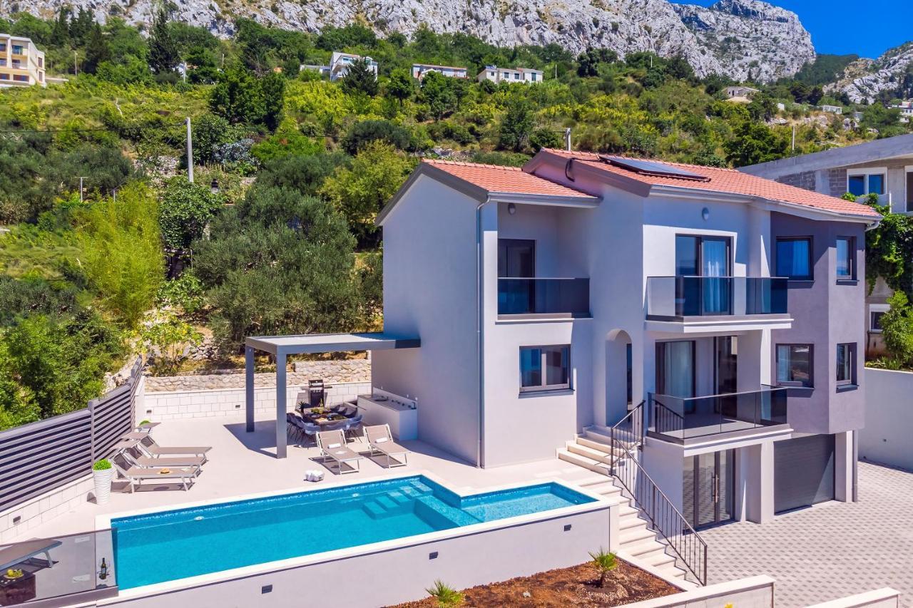 Villa Belvedere With Heated Pool, Billiards, Media Room, Sea Views,10 Pax 오미스 외부 사진