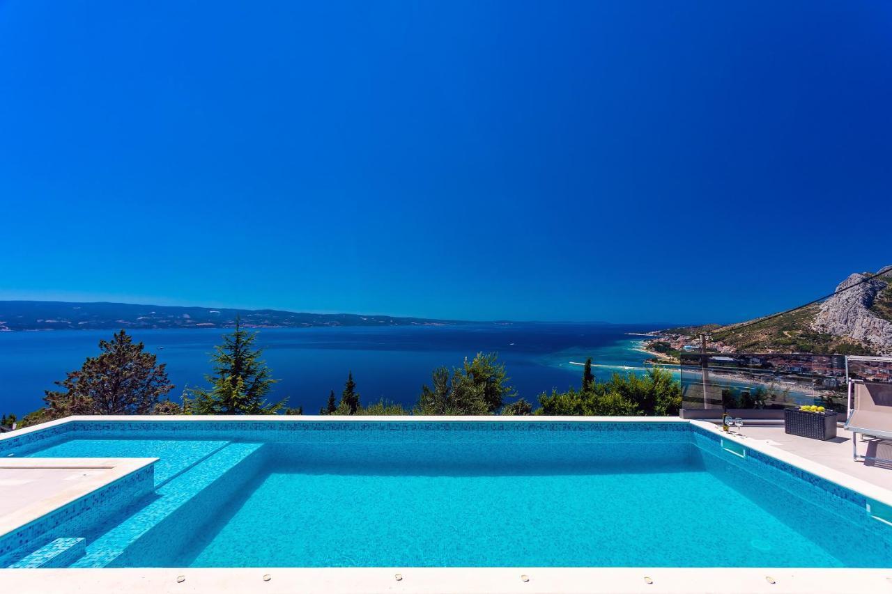 Villa Belvedere With Heated Pool, Billiards, Media Room, Sea Views,10 Pax 오미스 외부 사진