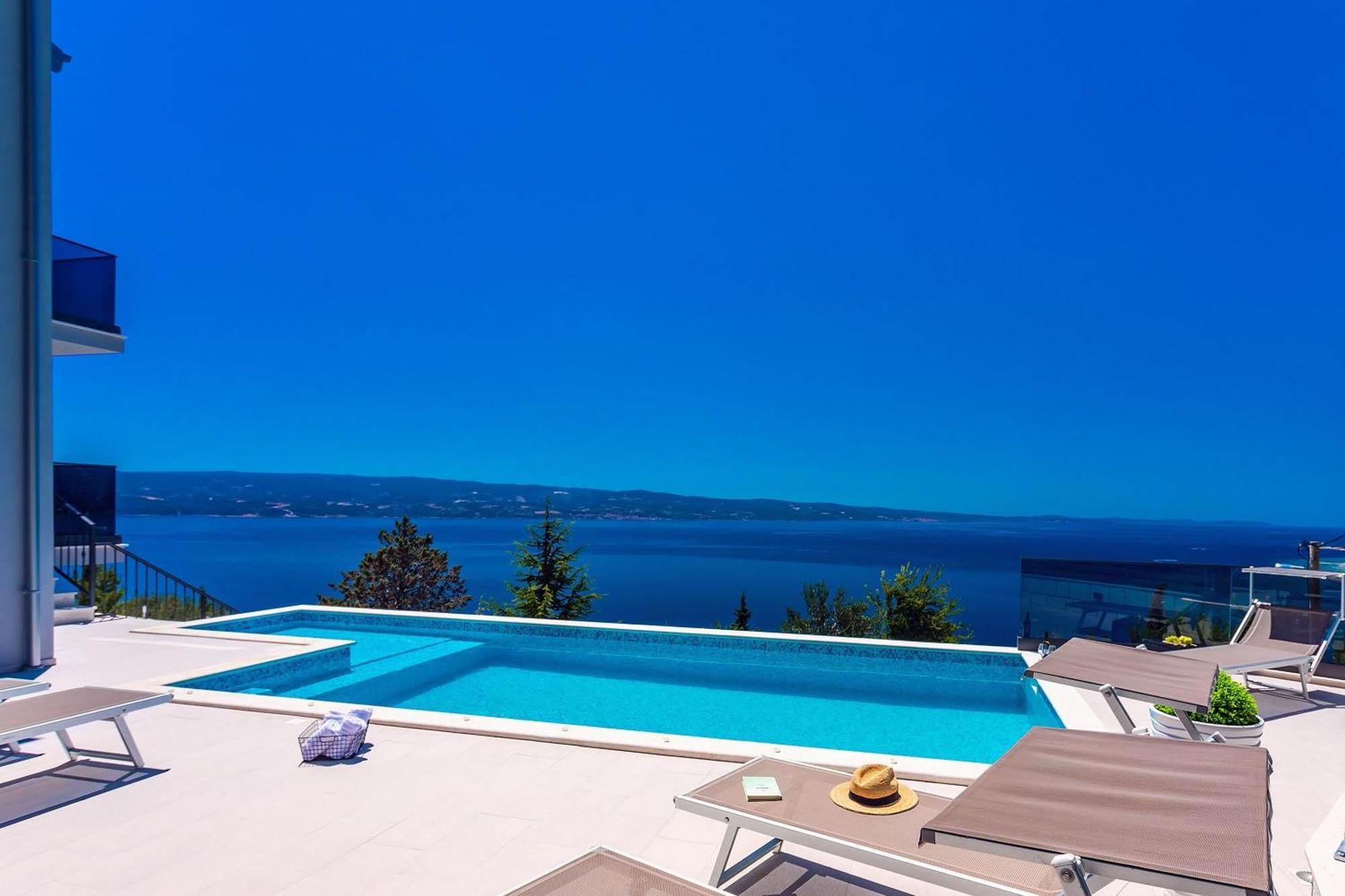 Villa Belvedere With Heated Pool, Billiards, Media Room, Sea Views,10 Pax 오미스 외부 사진